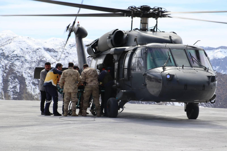 Şırnak'ta trafik kazasında yaralanan çocuk askeri helikopterle hastaneye ulaştırıldı